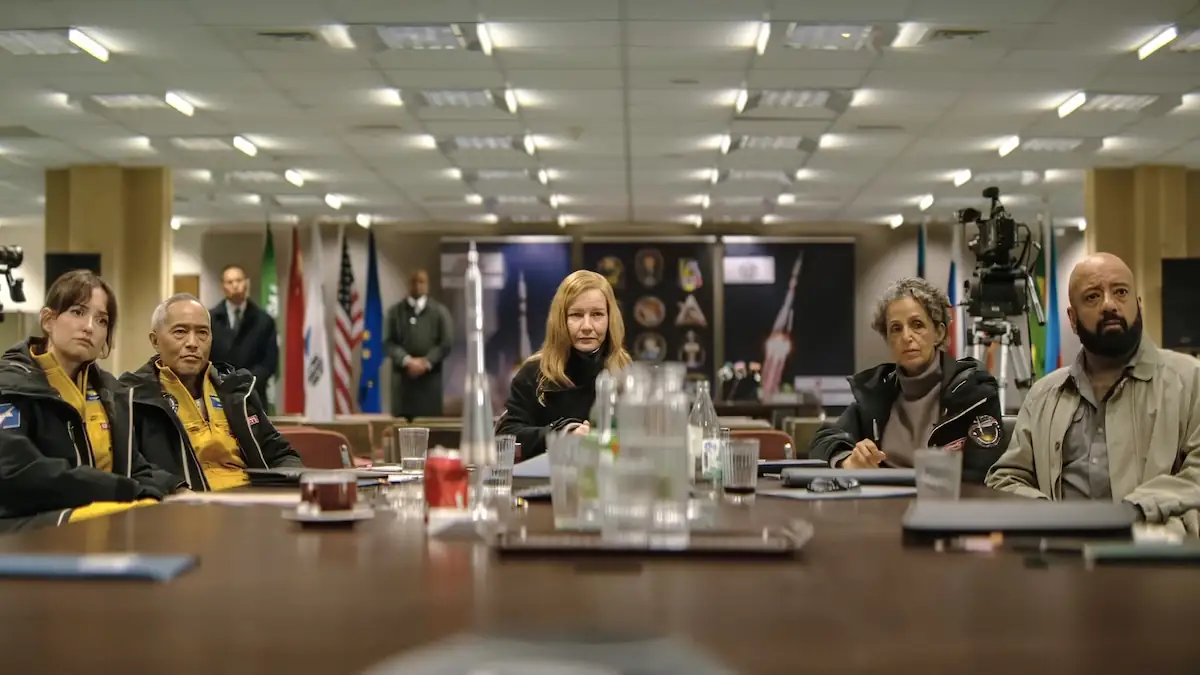 Szene aus „Project Hail Mary“, in der Eva Stratt (Sandra Hüller) mit anderen Leuten an einem Tisch sitzt