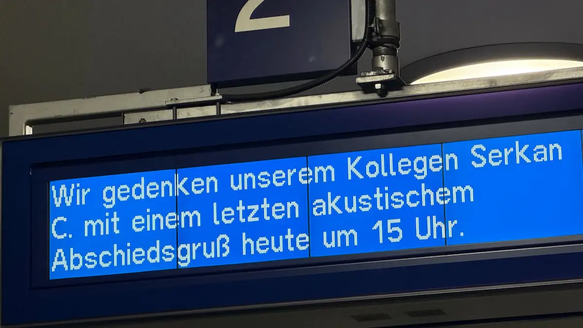 Am S-Bahnhof Anhalter Bahnhof erinnert ein Text an den getöteten Zugbegleiter "Serkan C." Nach dem Angriff auf den Zugbegleiter bei einer Ticketkontrolle in Rheinland-Pfalz ist der Mann nach Angaben der Deutschen Bahn an seinen Verletzungen gestorben.