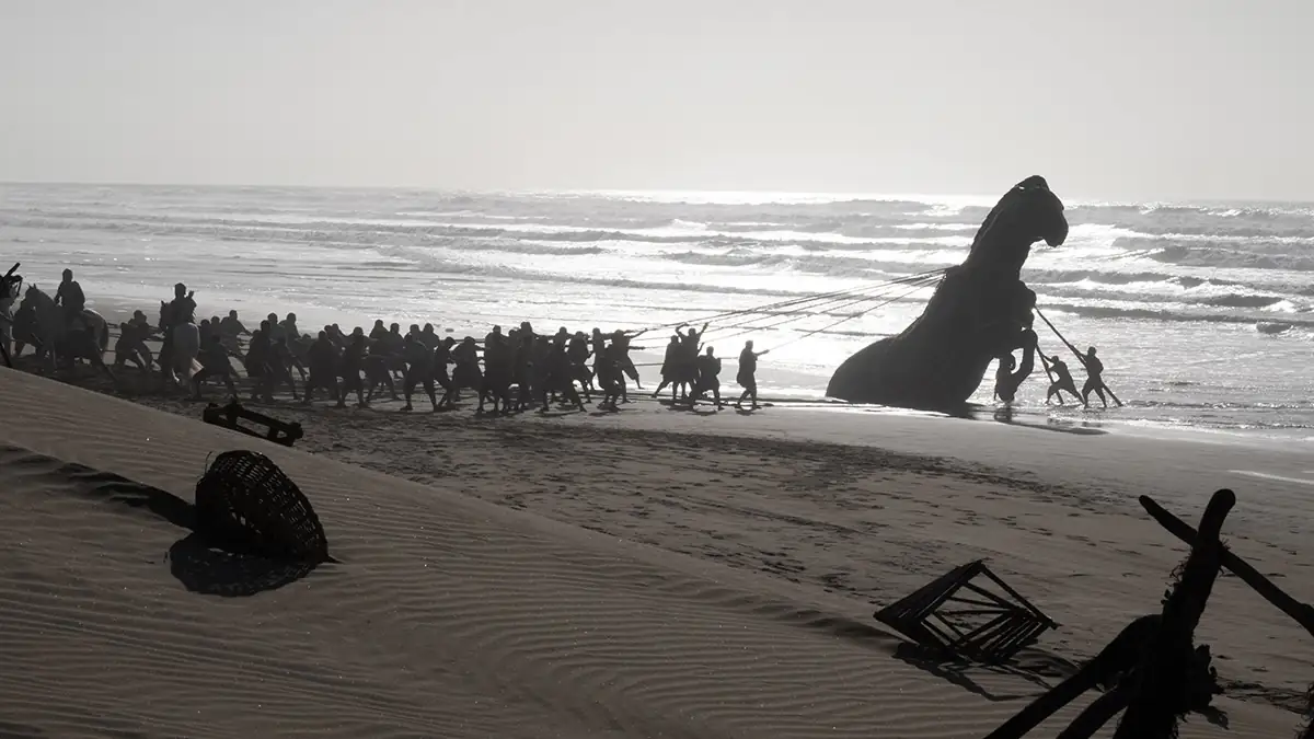 Das Trojanische Pferd wird in „The Odyssey“ am Strand gezogen