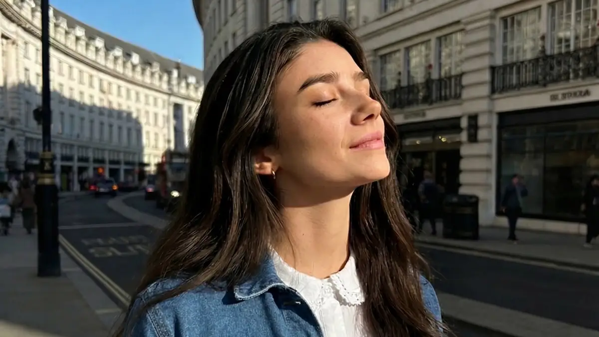 KI-Schauspielerin Tilly Norwood schließt bei Sonnenschein die Augen