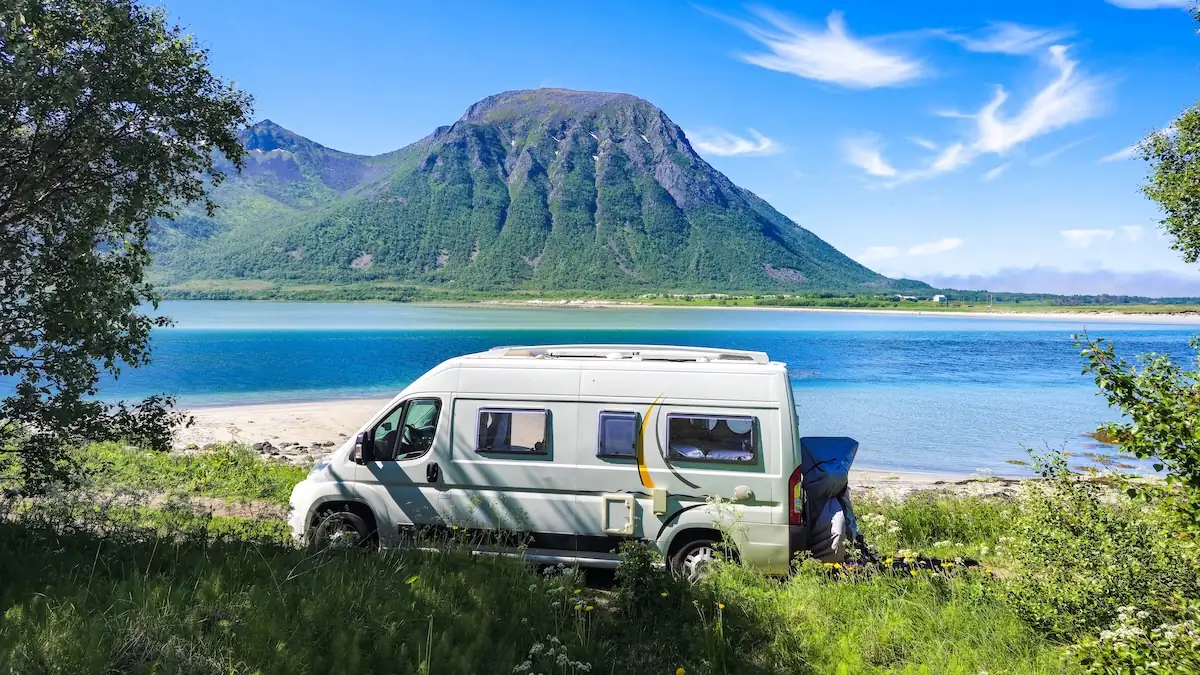 Tourismus: Wohnmobil parkt auf den Lofoten mit Blick auf das Wasser