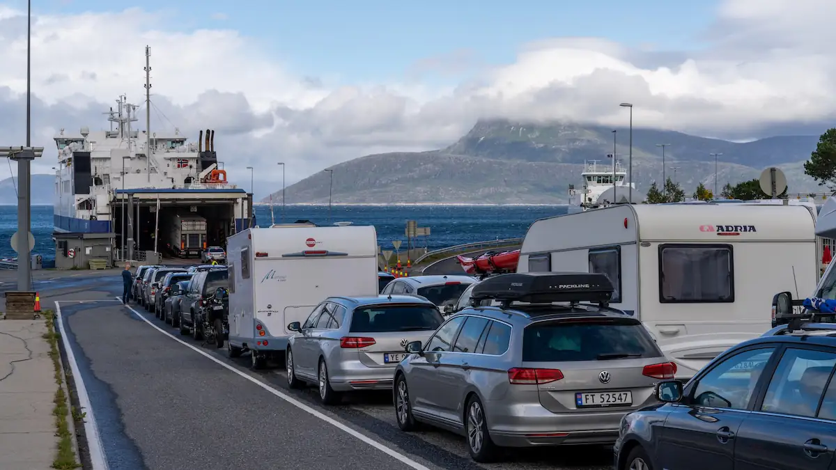 Tourismus: Zahlreiche Fahrzeuge warten auf die Fähre auf die Lofoten (Norwegen)
