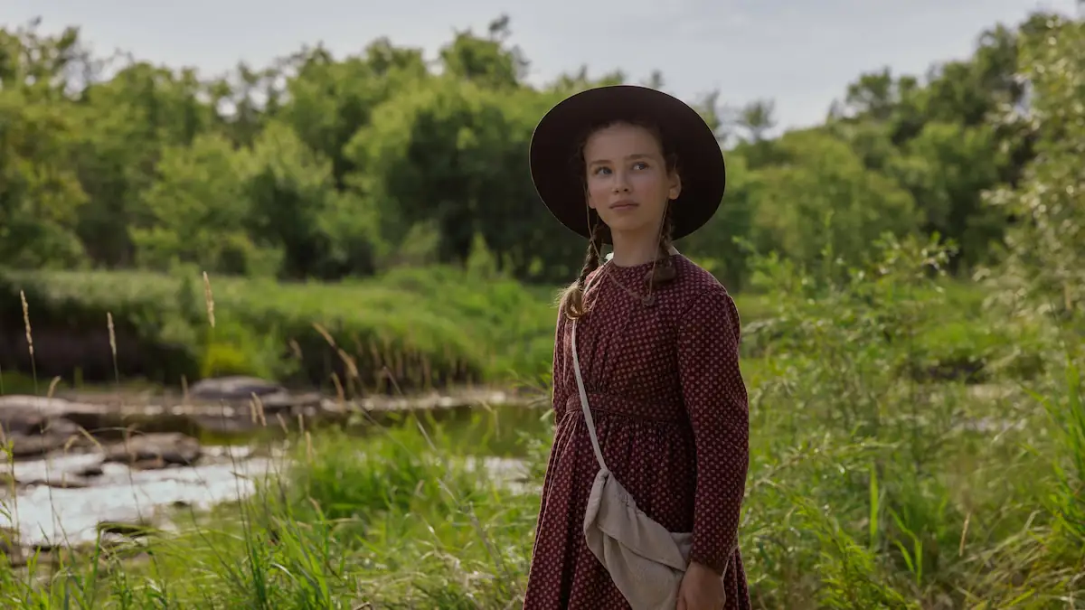 Netflix-Serie „Unsere kleine Farm: Laura Ingalls (Alice Halsey) im Kostüm