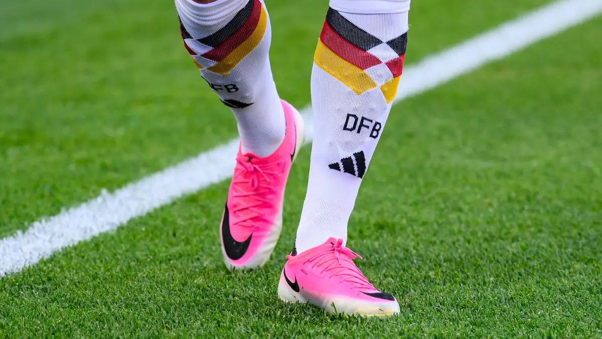 WM 2026: Spieler der deutschen Nationalmannschaft der Männer trägt pinke Schuhe (Nahaufnahme)