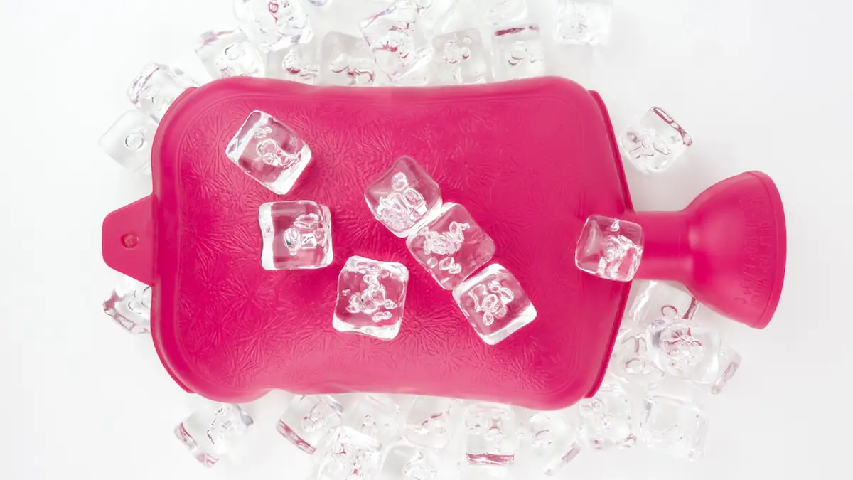Wärmflasche mit Eiswürfeln