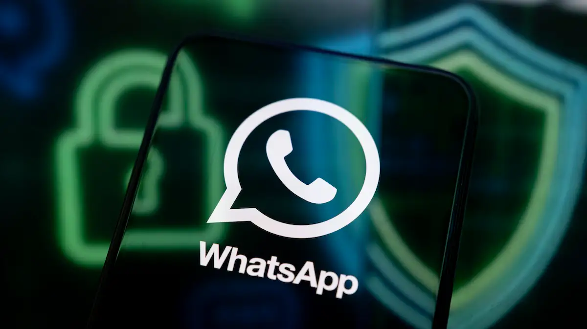 WhatsApp auf einem Smartphone, dahinter ein Schloss- und ein Schuild-Symbol