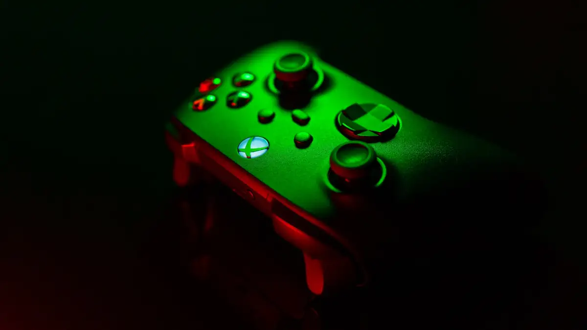 Controller der Xbox One in grünem Licht