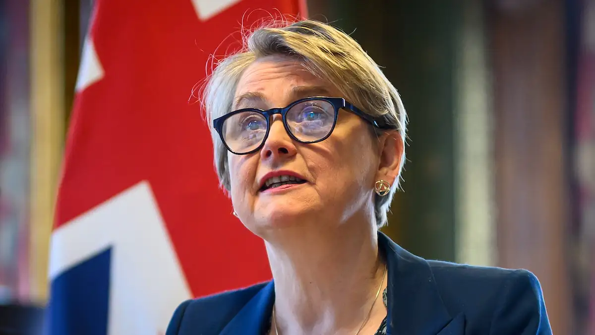 Yvette Cooper vor einer Flagge Großbritanniens: Britische Außenministerien warnt vor KI