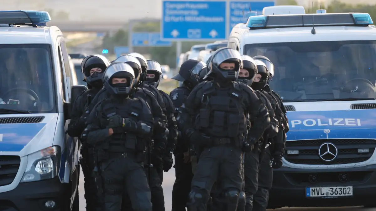 Polizisten bei der Blockade durch Aktivisten in Erfurt