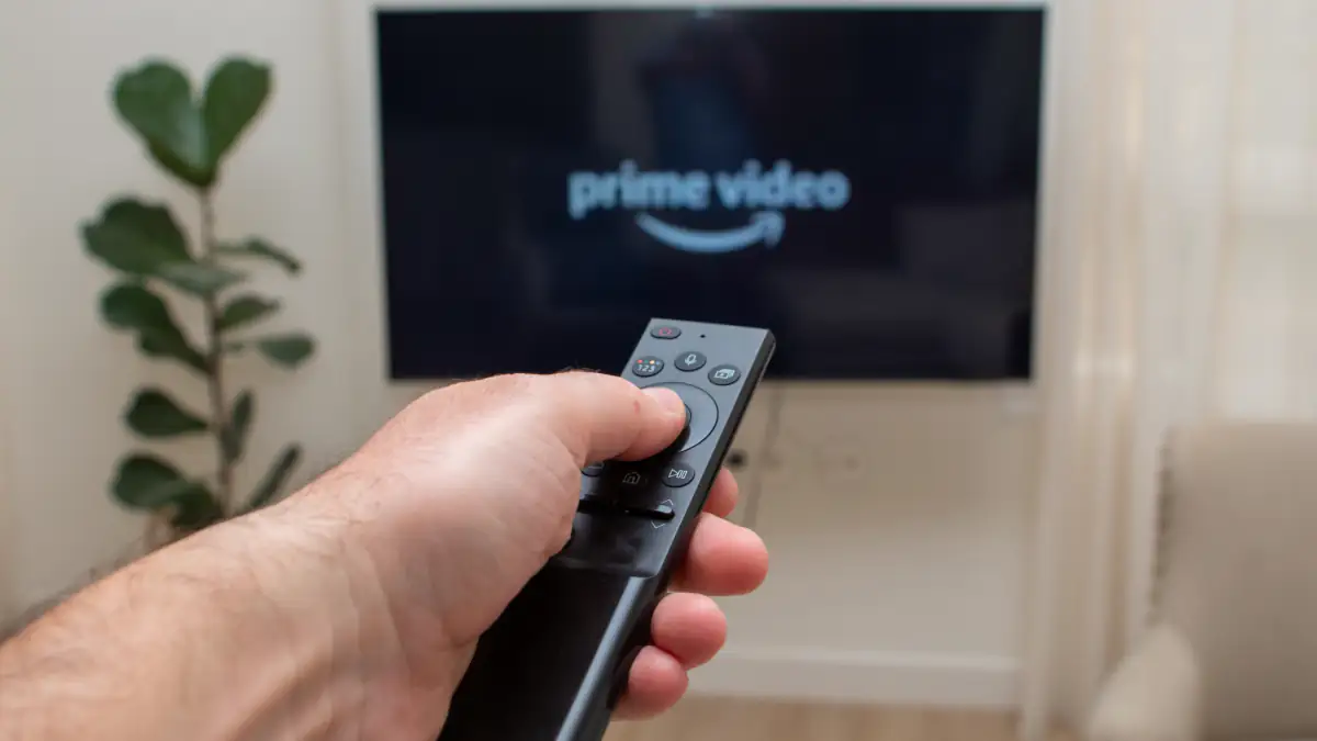 Fernbedienung vor einem TV mit Amazon Prime Video