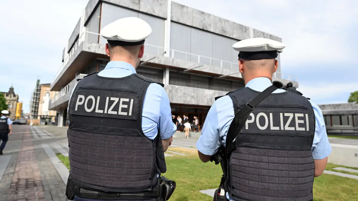 Anschlagsgefahr: Zwei Polizisten von hinten