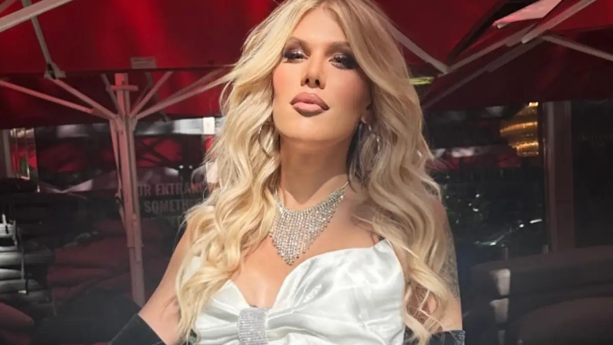 Arielle Rippegather in einem weißen Kleid