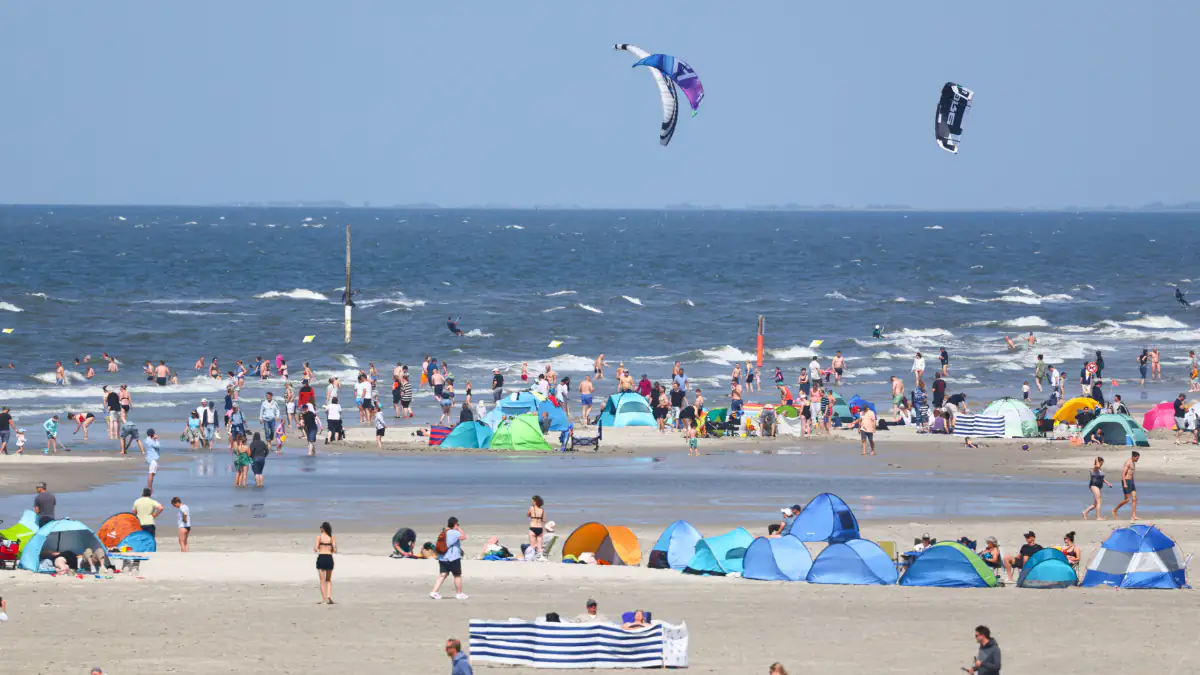 Symbolbild Blaualgen Vibrionen: Strand an der Nordsee