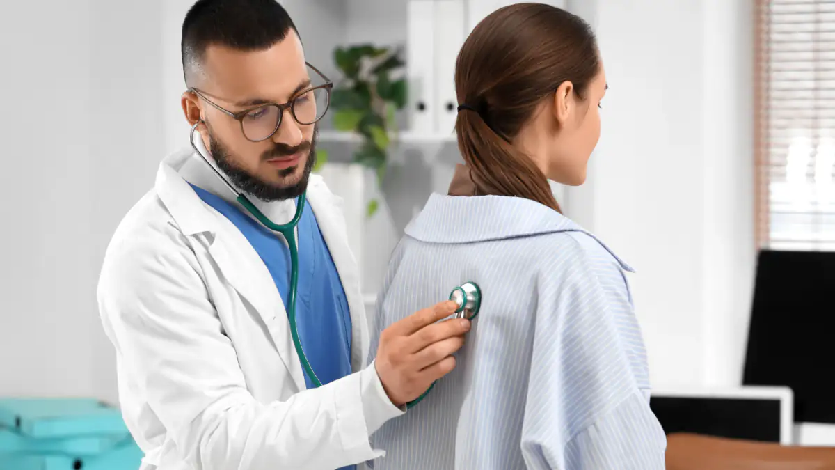 Symbolbild Krankschreibungen: Arzt hört Patientin ab