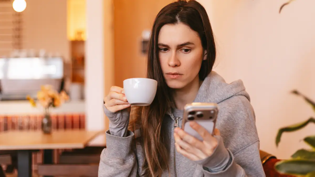Einbrecher nutzen Dating-Apps: Frau schaut auf ihr Smartphone