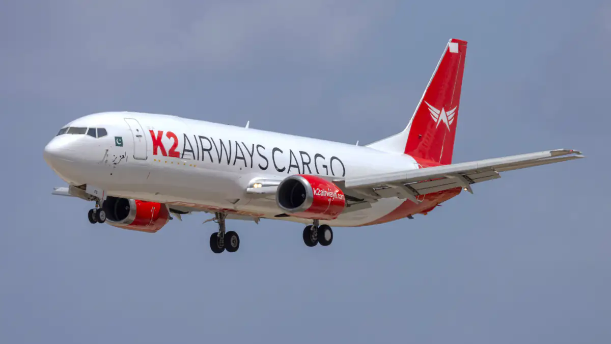 Ein K2 Airways Flugzeug am Himmel