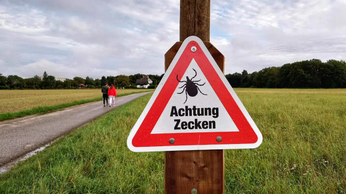 Schild mit Warnung vor Zecken