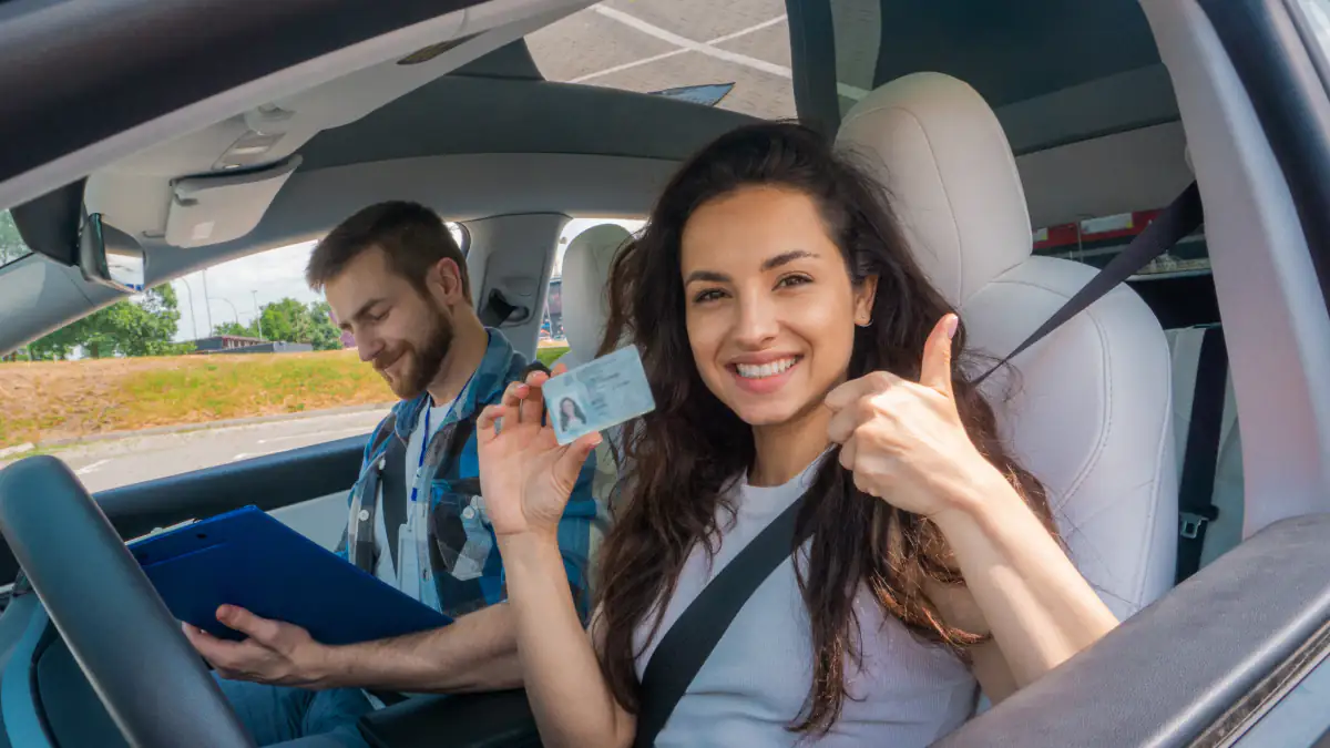 Eine Frau zeigt ihren neuen Führerschein