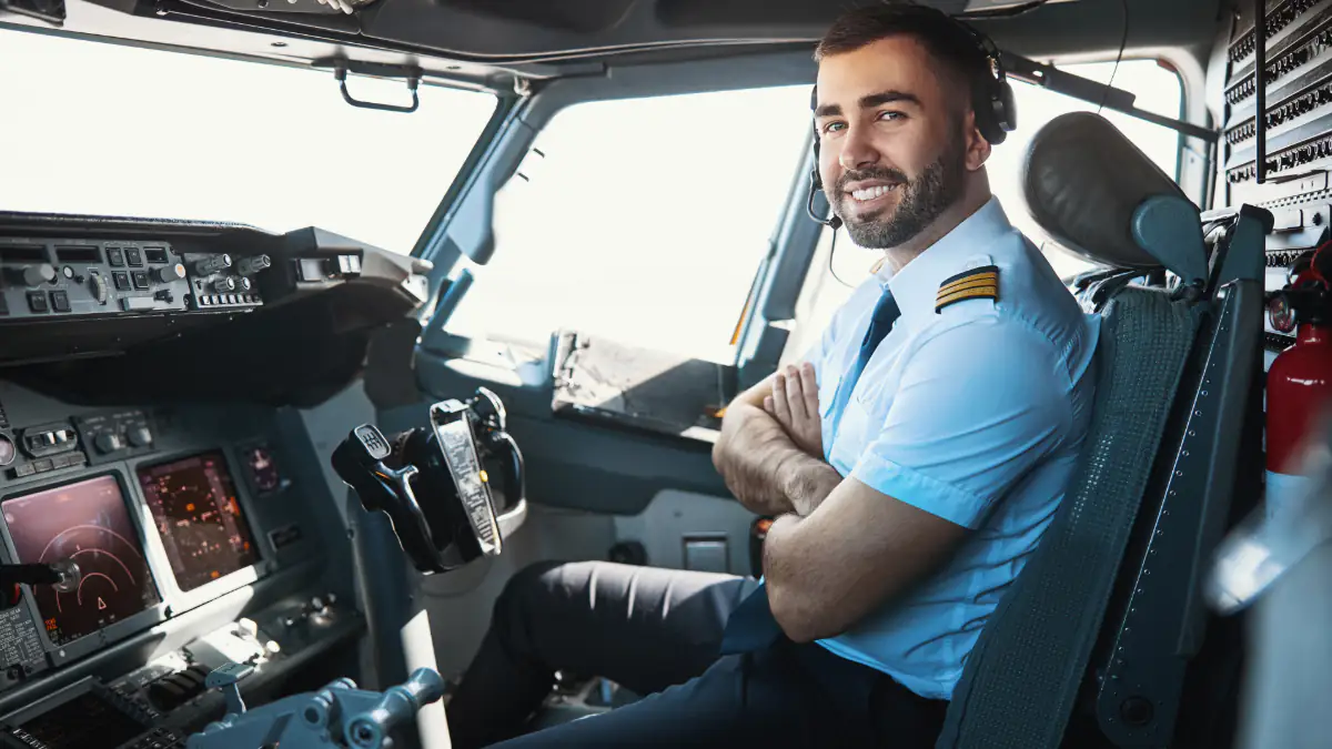 Bestbezahlte Jobs: Ein Pilot sitzt im Flugzeug