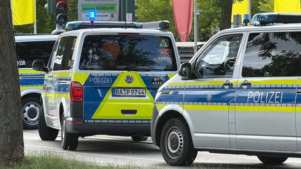Einsatzwagen der Polizei bei einer Geiselnahme in einer Bank