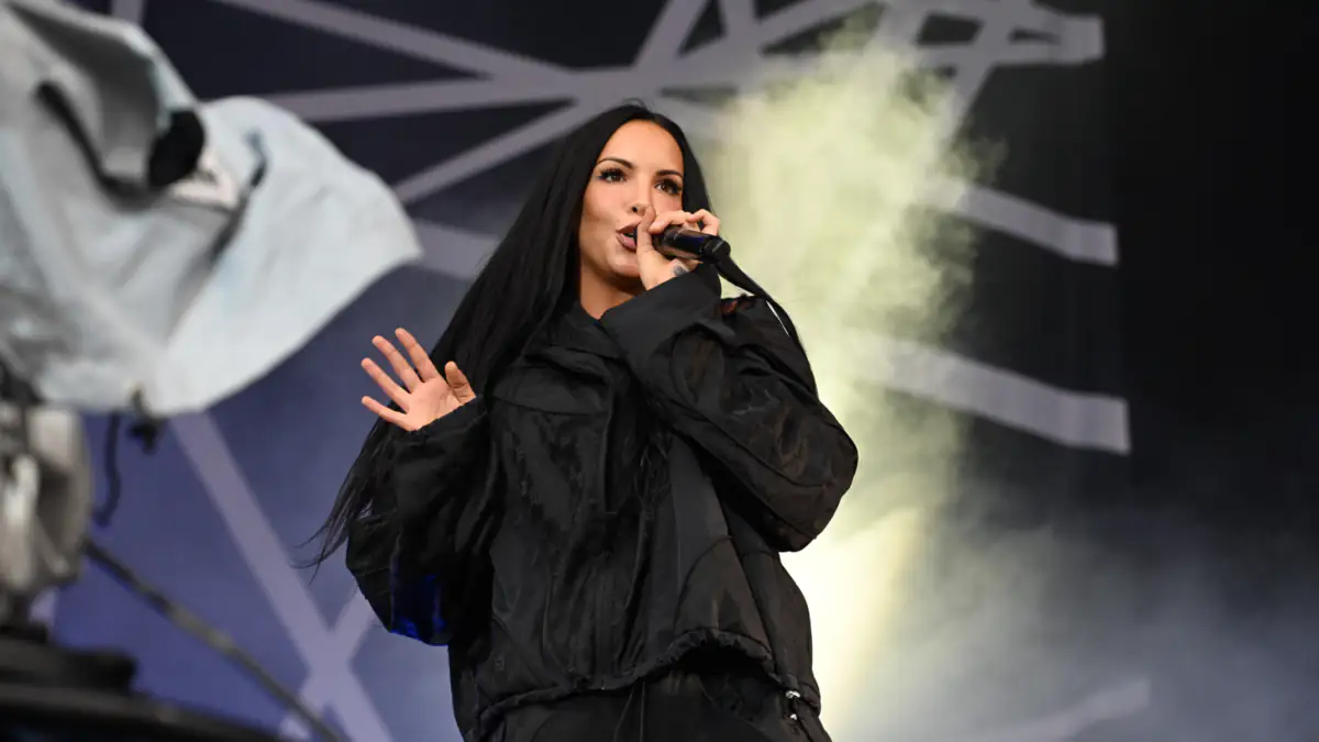 Rapperin Juju auf der Bühne