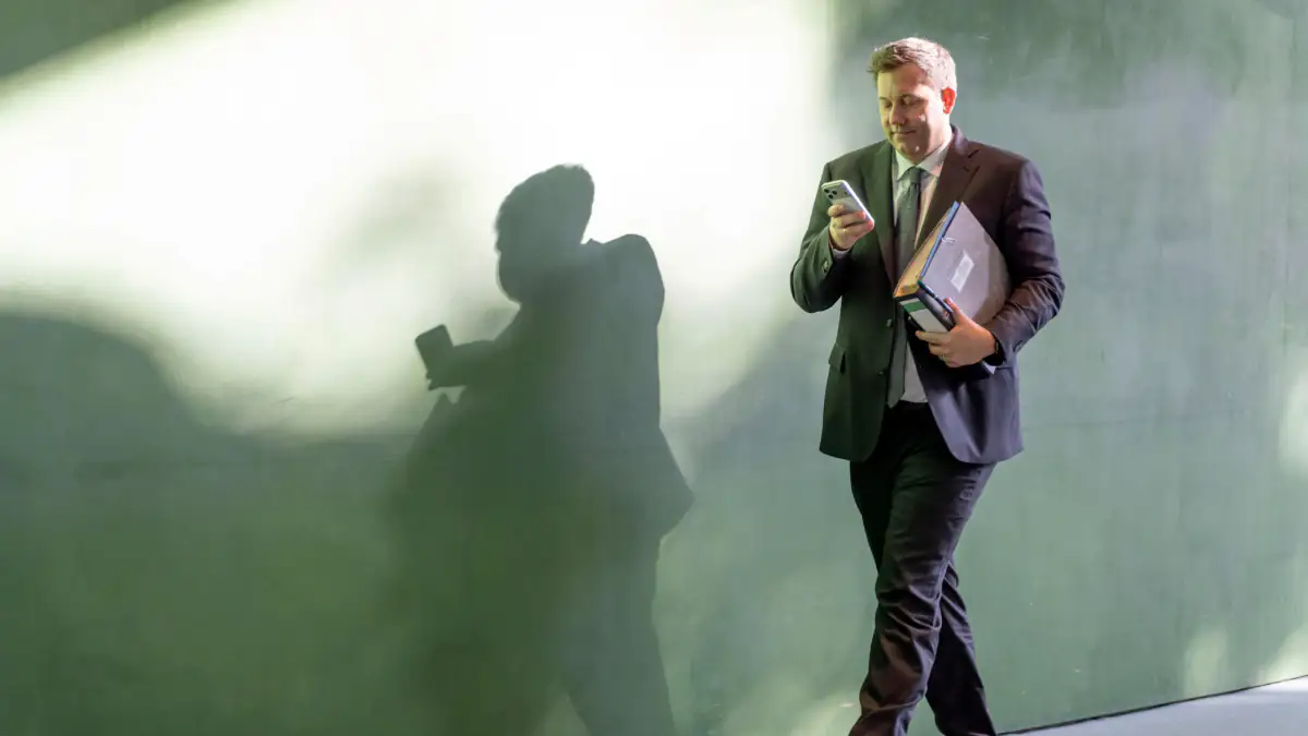 Steuerreform Symbolbild: Lars Klingbeil mit Smartphone in der Hand