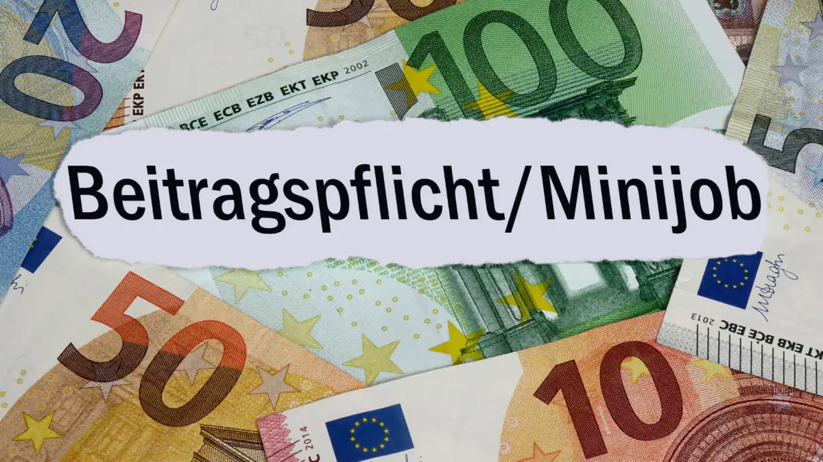 Euroscheine und Zettel mit der Aufschrift Minijobs und Beitragspflicht