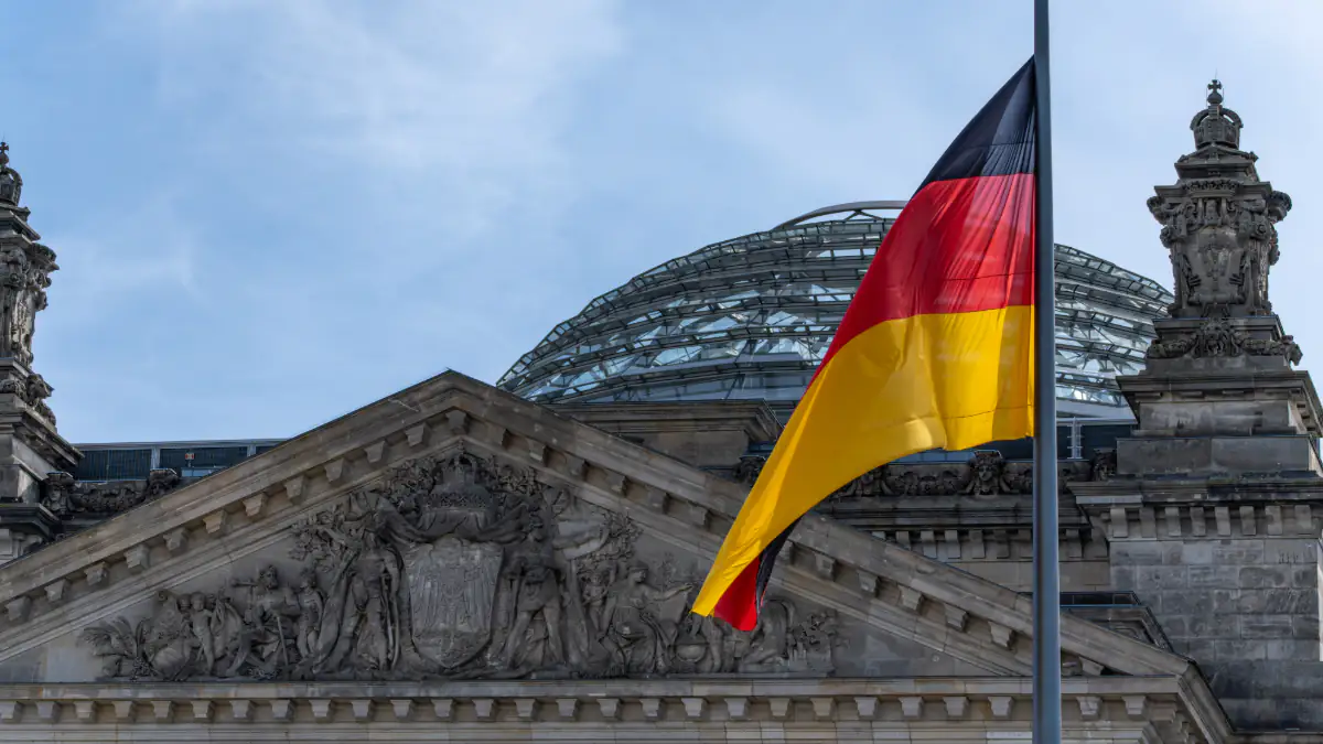 Symbolbild Sorgen der Deutschen: Der Bundestag mit Flagge