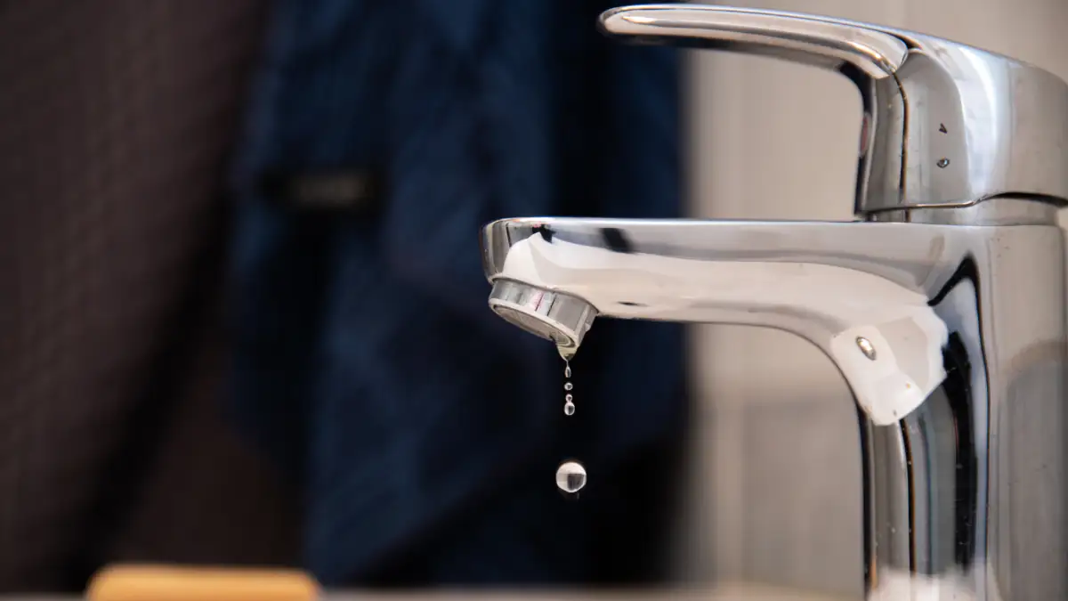 Symbolbild Trinkwasser: Tropfender Wasserhahn