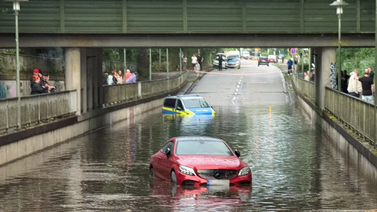 Unwetter in Deutschland. Autos stehen unter Wasser