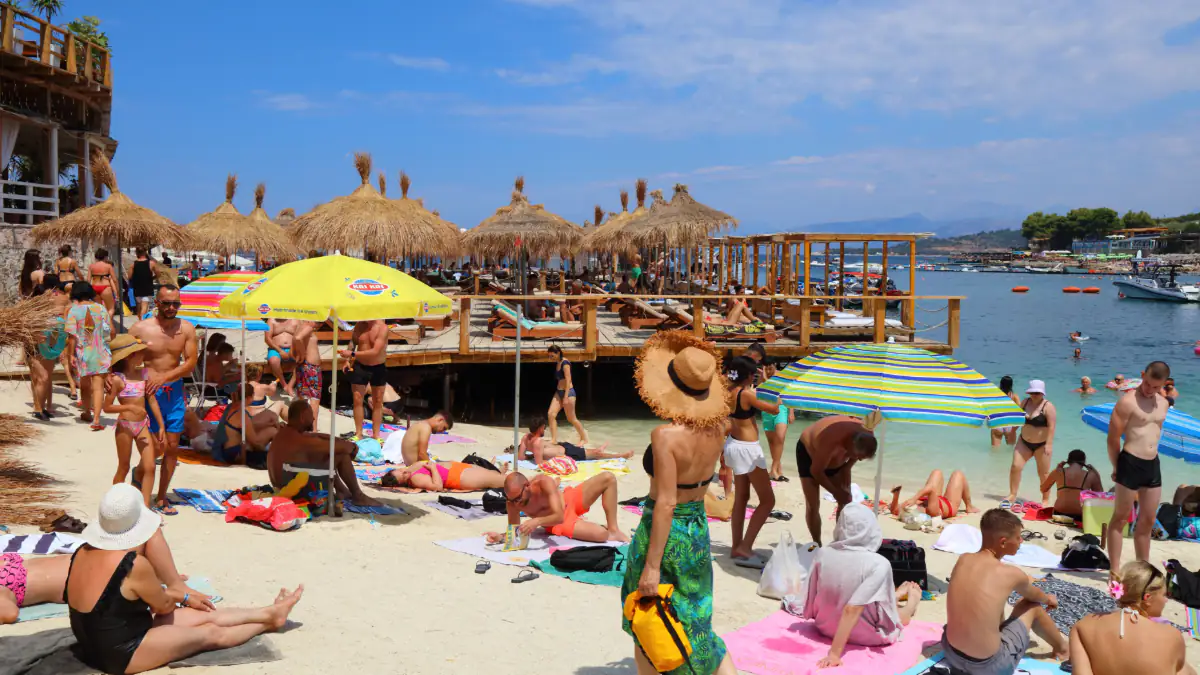 Symbolbild Statistik aus NRW: Menschen machen Urlaub am Strand 