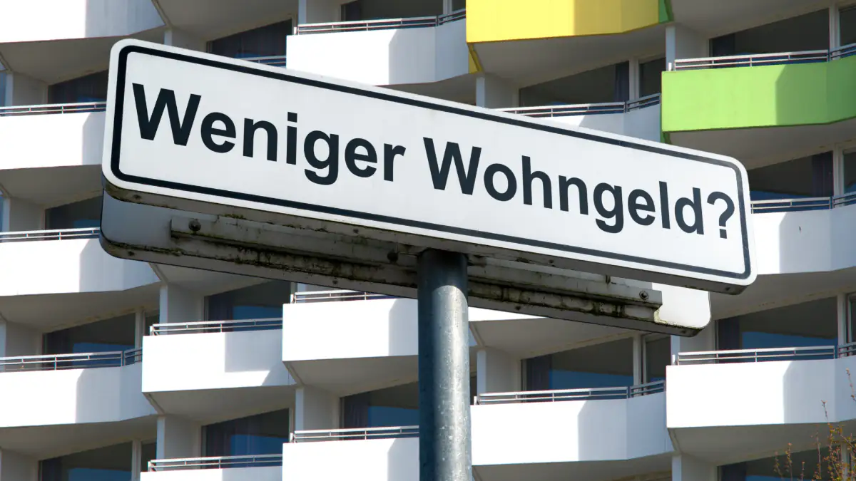 Schild mit der Aufschrift "Weniger Wohngeld"