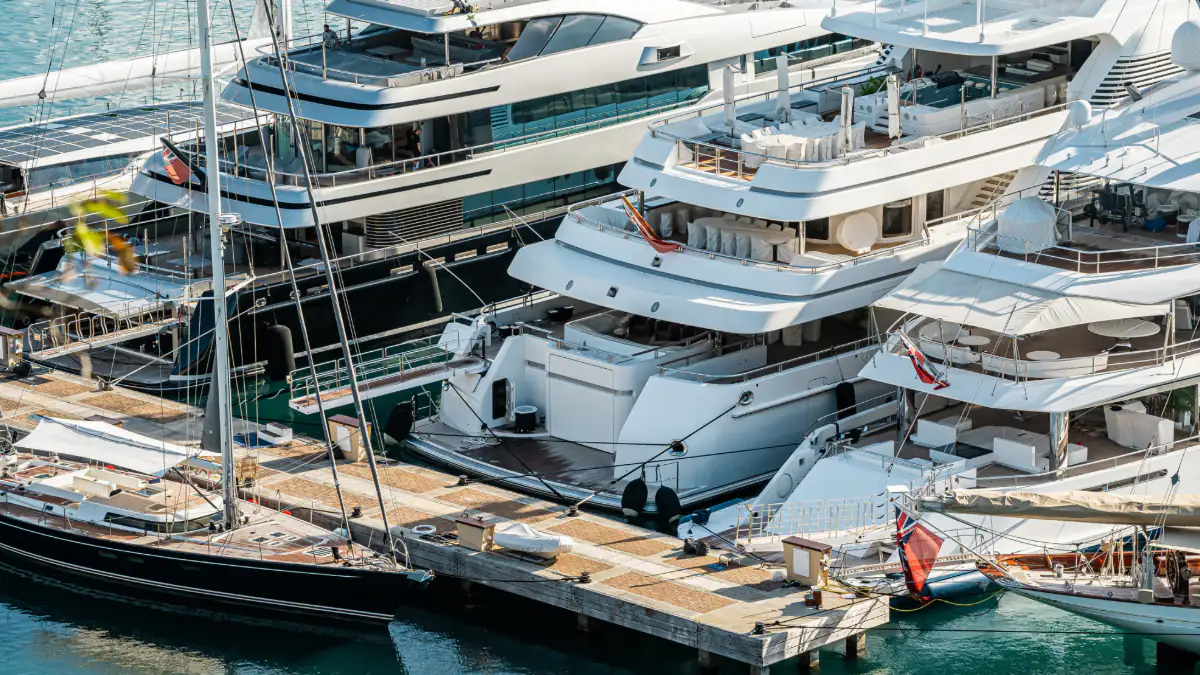 Mehrere Yachten im Hafen