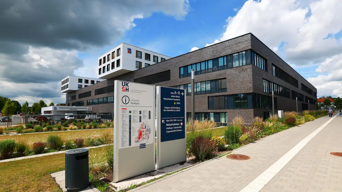 Univesitätsklinikum SK warnt vor Zahlen zu Avocado-Hand: Gebäude des Klinikums mit Notaufnahme