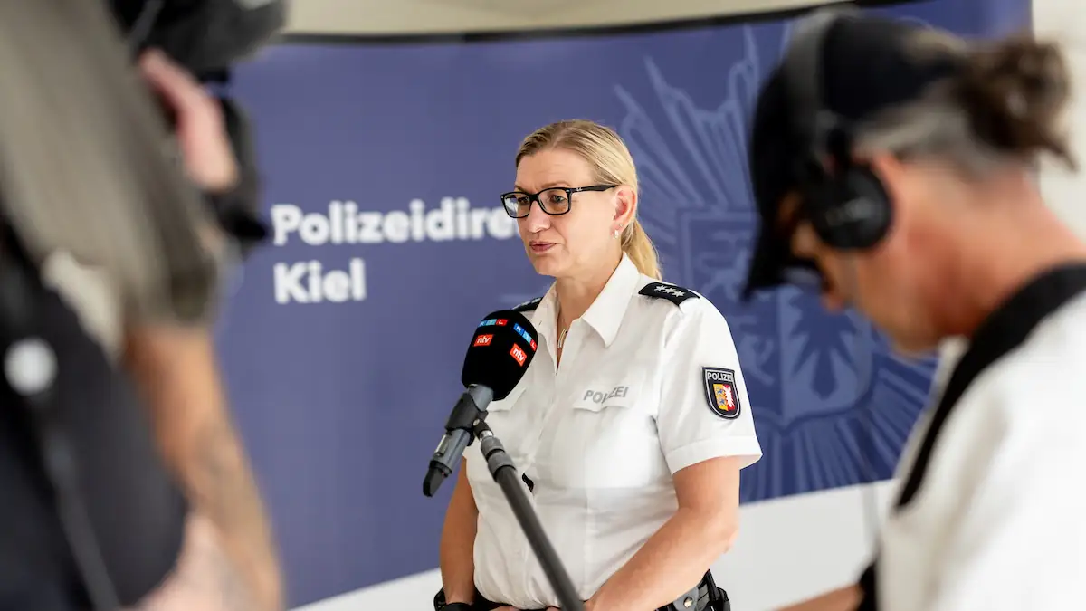 Babette Weiß, Pressesprecherin der Polizeidirektion Kiel, beantwortet die Fragen von Journalisten, bei einer Pressekonferenz. Die Polizei hat am Vormittag in Preetz bei Kiel ein totes Kleinkind gefunden. Mit großer Wahrscheinlichkeit handelt es sich um das seit gestern Mittag vermisste dreijährige Mädchen Bella, wie die Polizei mitteilte.