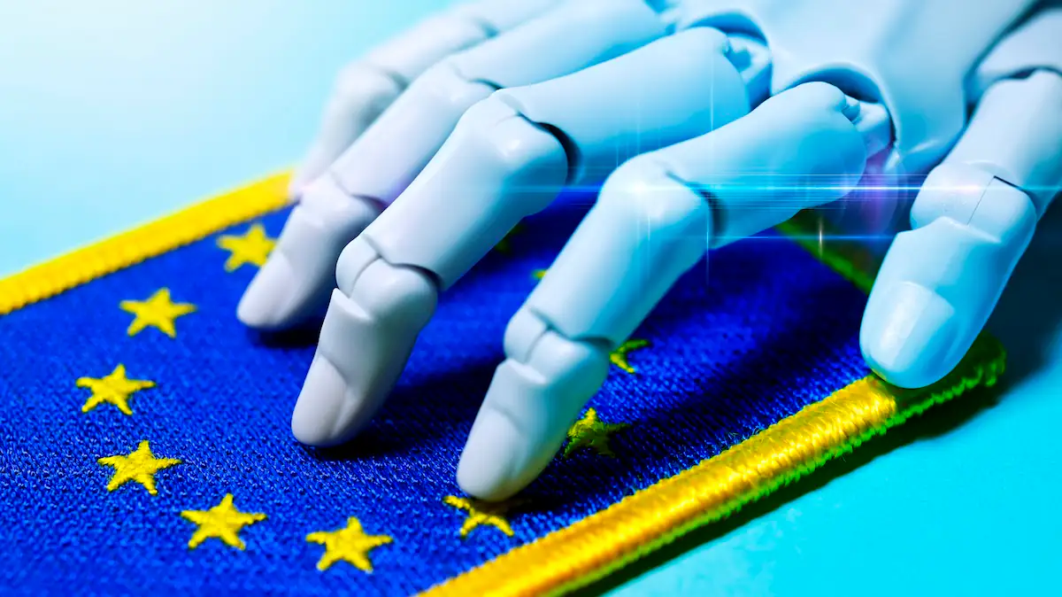 KI-Kennzeichnungspflicht EU: humanoide Roboterhand legt sich auf eine EU-Flagge