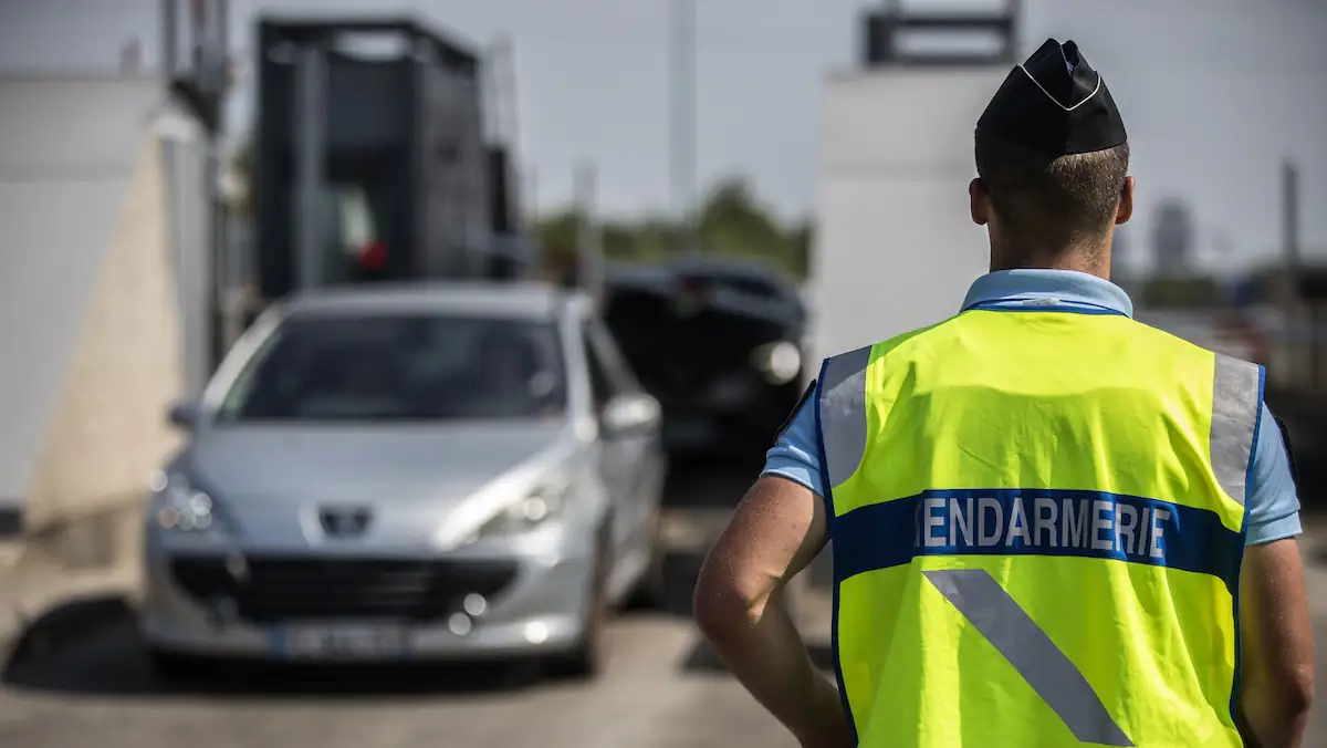 Leistungsgrenze für Fahranfänger: Französische Gendarmerie kontrolliert Auto