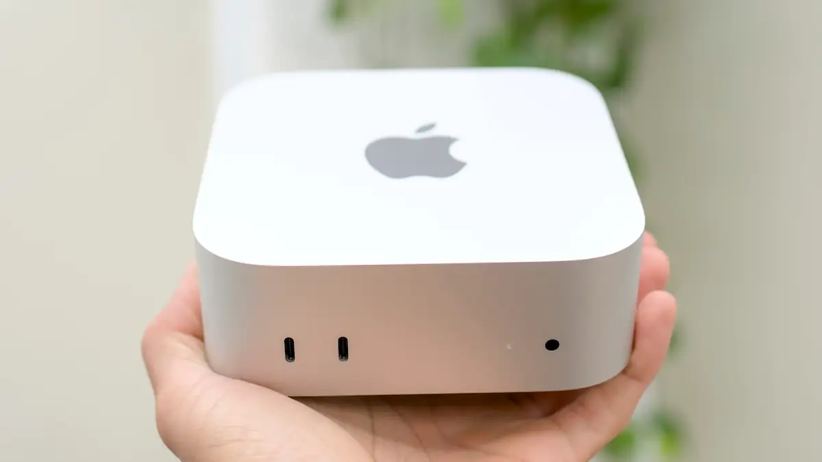 Mac Mini in einer Hand