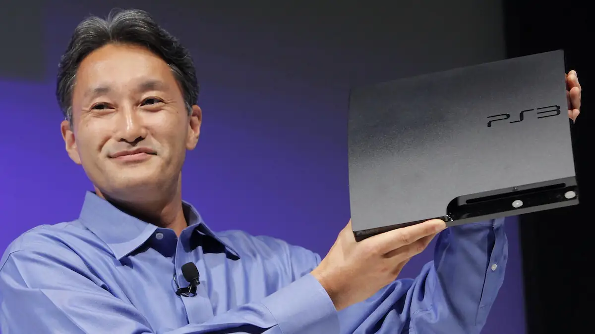 Kazou Hirari, Präsident von Sony Computer Entertainment, hält am Dienstag (19.08.2009) während einer Pressekonferenz in Köln eine Playstation 3 in der Hand.
