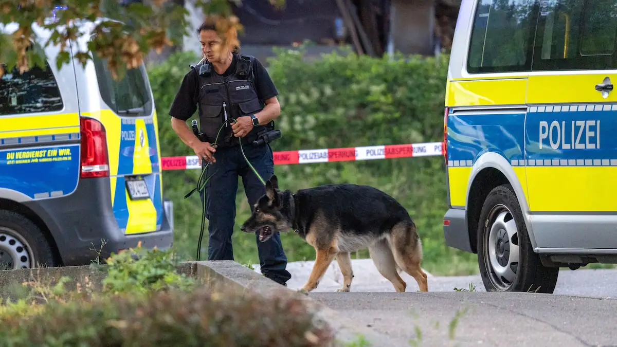 Polizeihundeführer und sein Hund suchen den Täter von Eningen