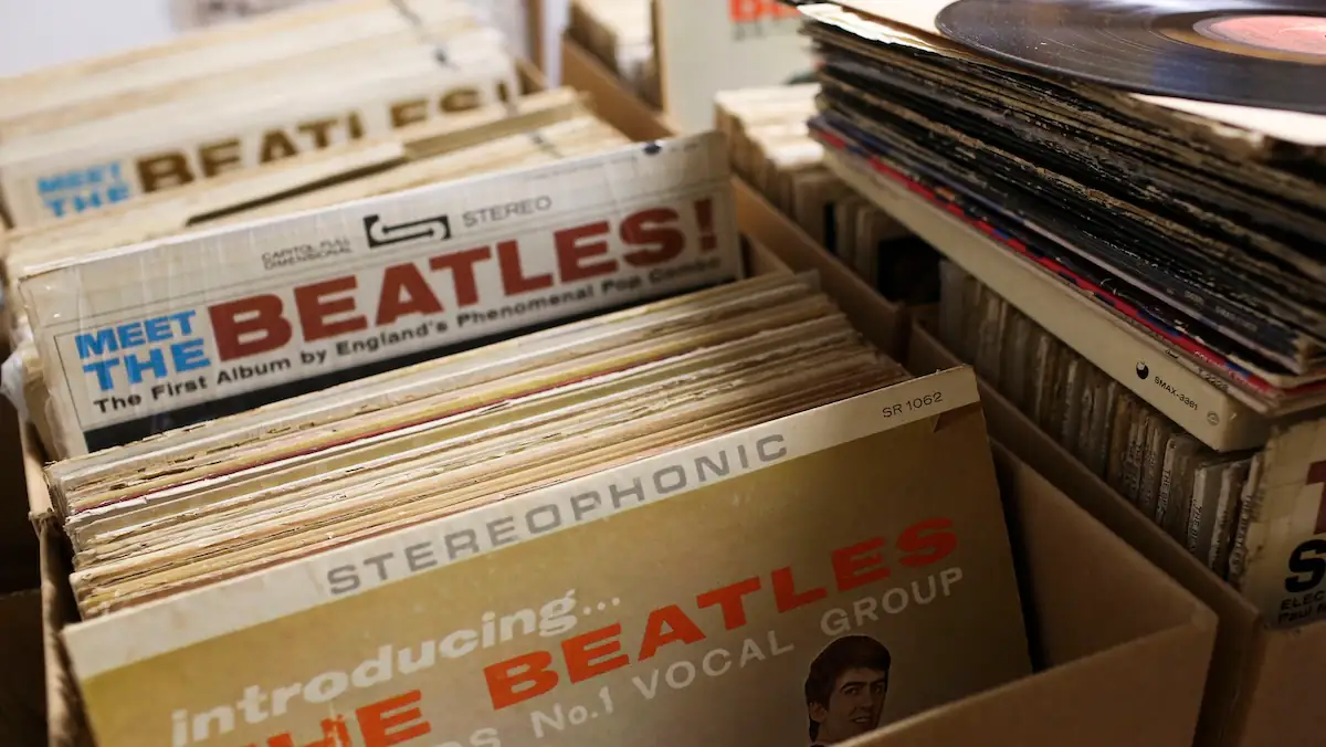 Mehrere Schallplatten der Beatles