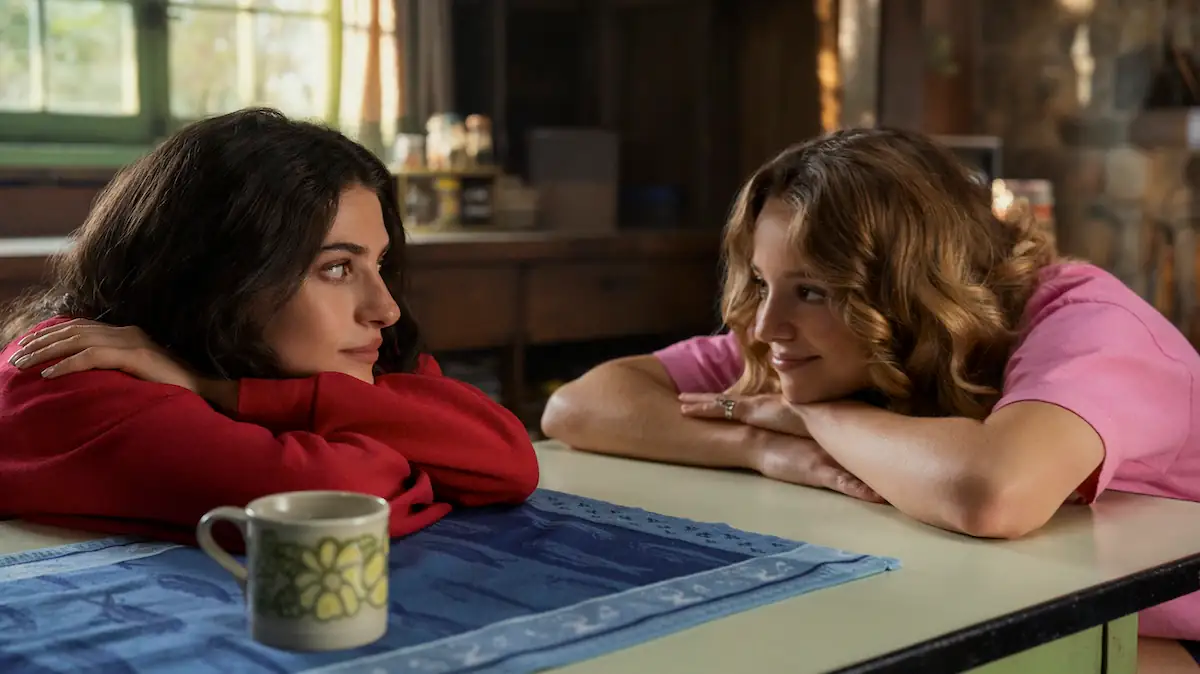 Annie Jacobson (Ella Rubin) und Oona (Bo Bragason) in der Serie „Sterling Point“