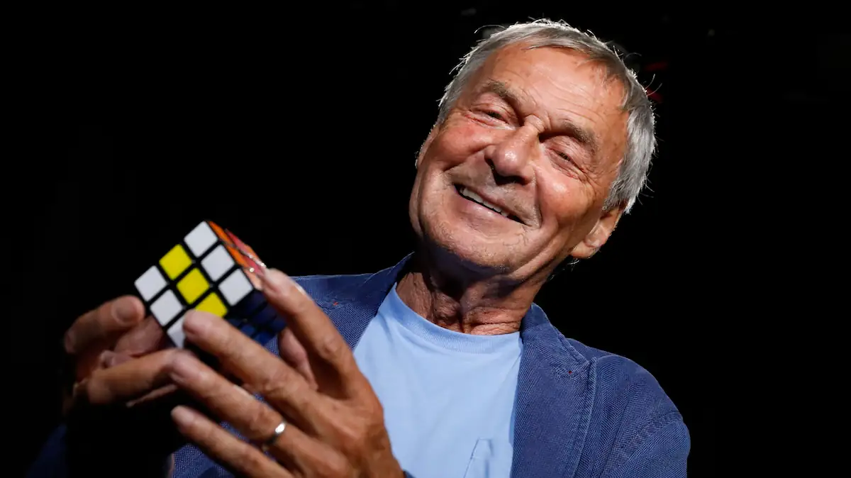 Ernő Rubik mit einem Zauberwürfel