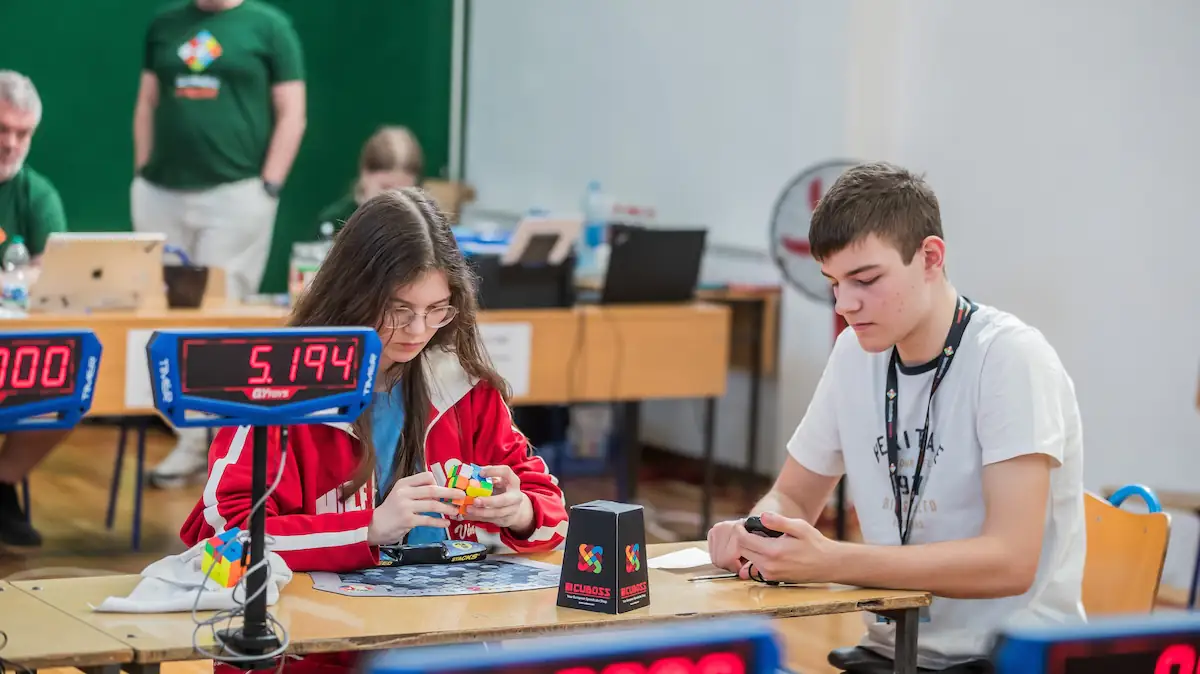 Jugendliche bei einer Speedcubing Competition