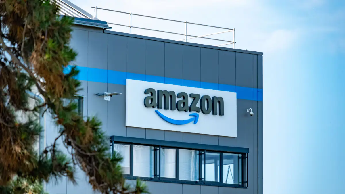 Ein Gebäude mit Amazon-Logo