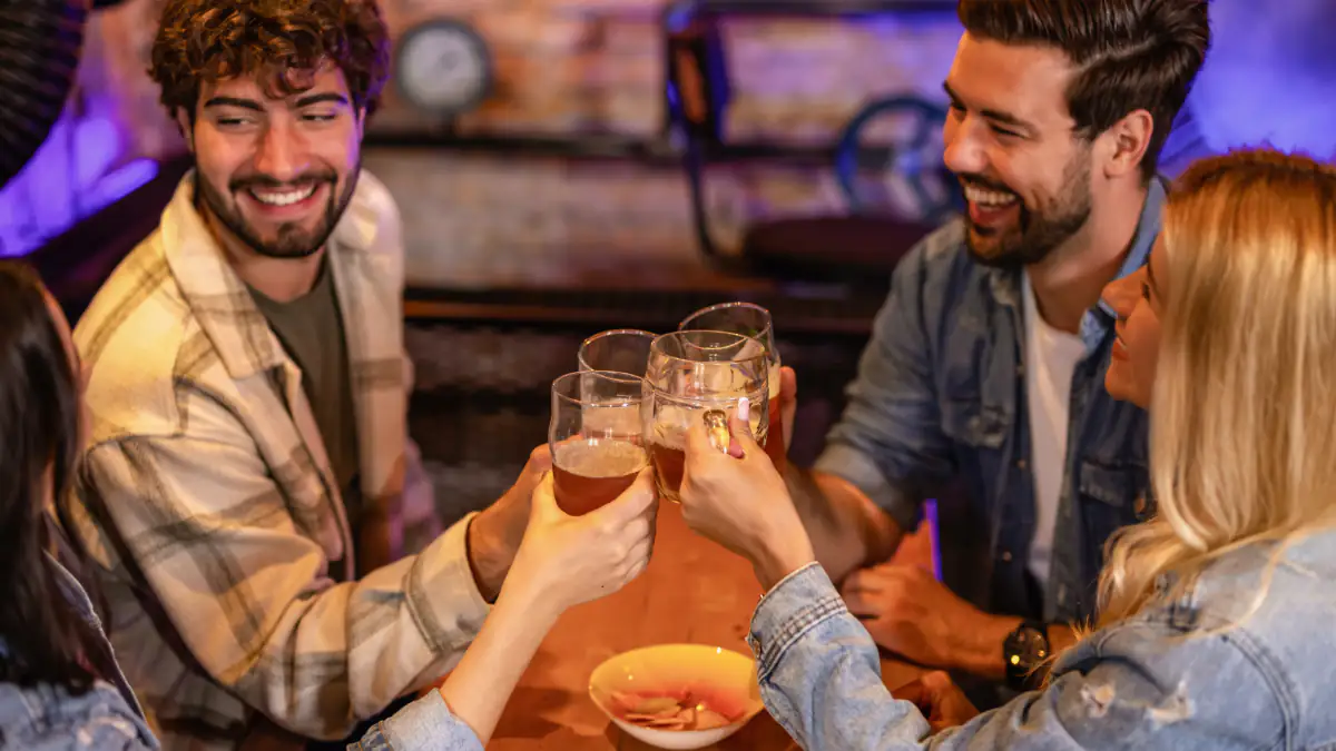 Freunde beim Bier trinken