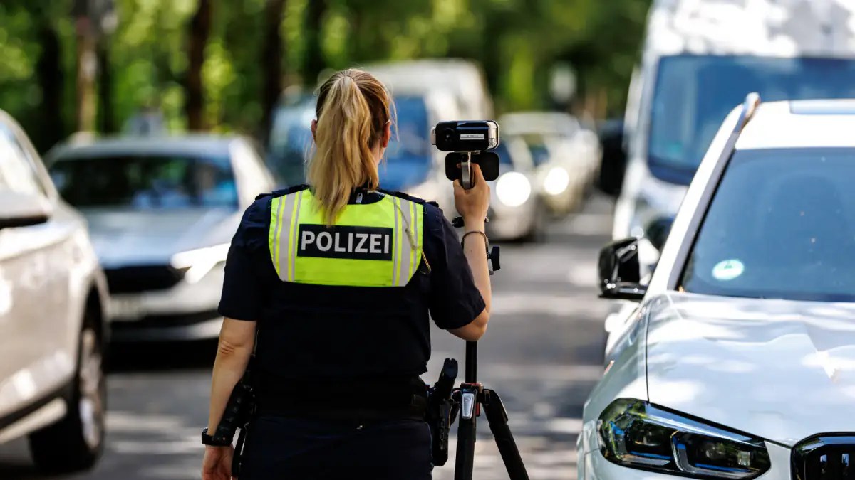 Blitzermarathon: Polizistin steht mit Kamera auf der Straße