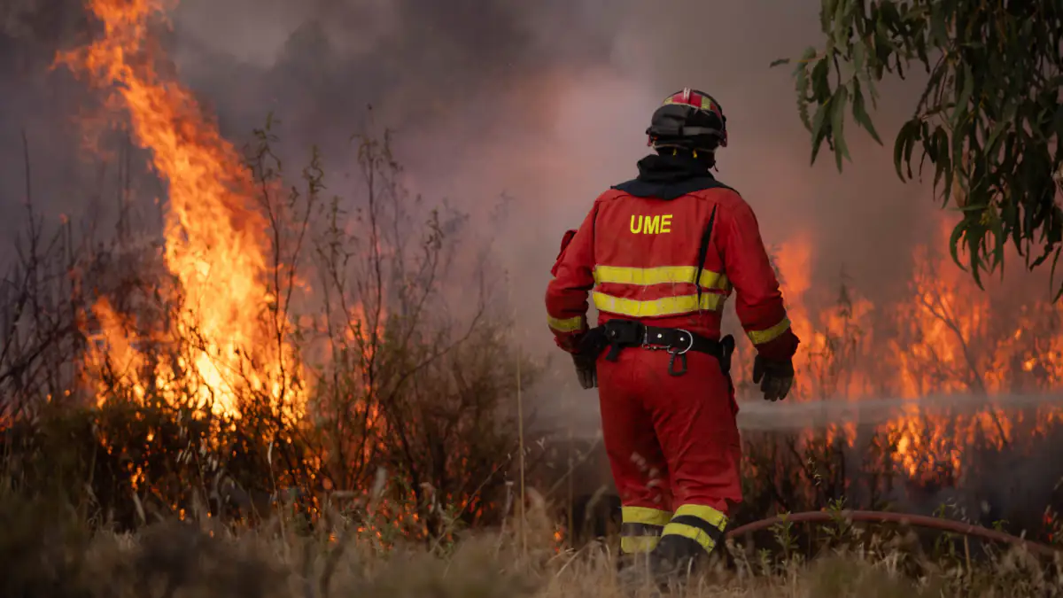 Feuerwehrmann löscht Brand in Spanien