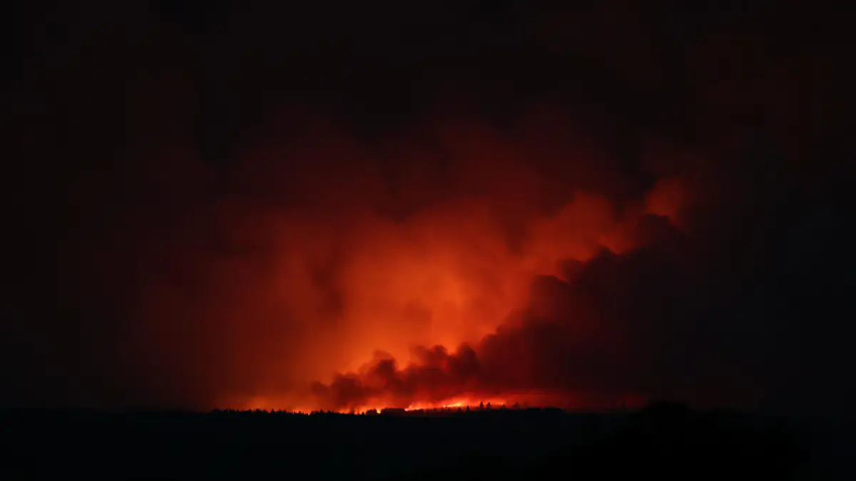 Symbolbild Brandgeruch, Rauch Ascheregen durch Waldbrand im Hohen Venn