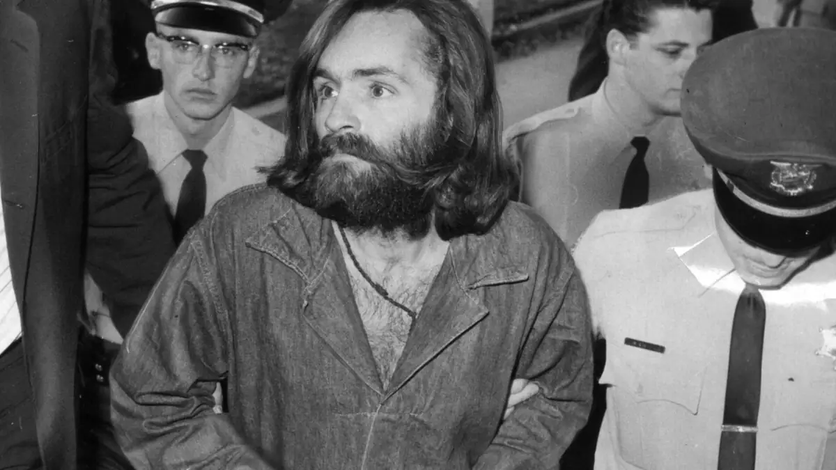 Charles Manson mit einem Polizisten